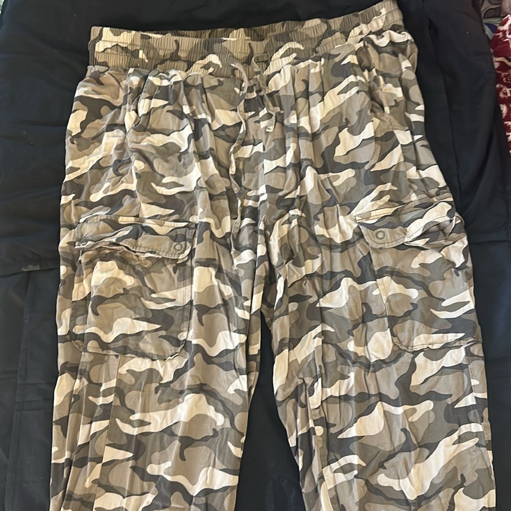 Torrid size 1 camo/cargo pants, gently used.